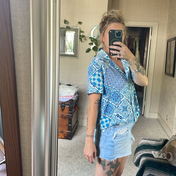 Rose & Olive Vibrant Blue Bohemian Paisley Button Down Crop Blouse - Picture 8 of 12